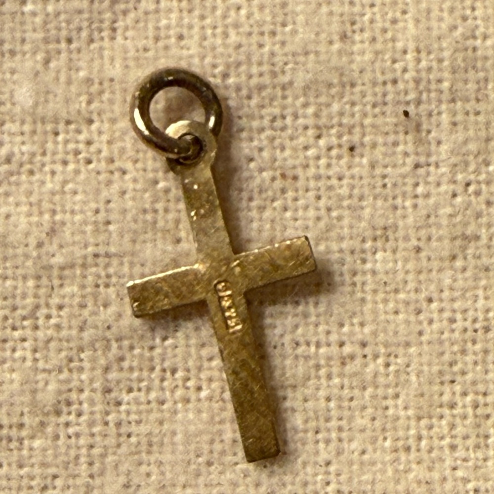 9K yellow gold petite Cross pendant - Picture 2 of 5